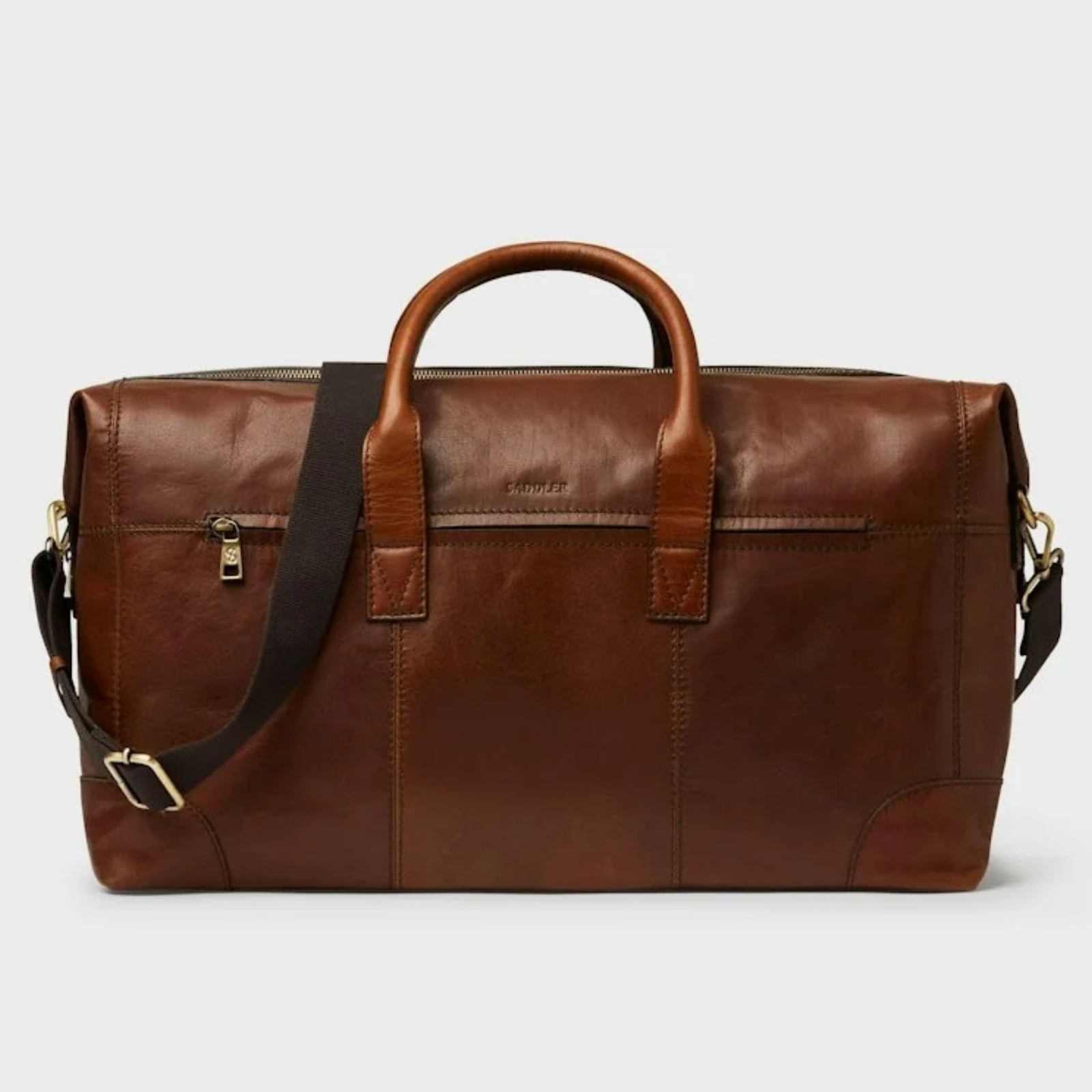 Saddler Metz ruskea nahkainen viikonloppulaukku edestä, kantokahvat, tumma olkahihna ja vetoketjullinen etutasku.
