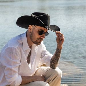 Kuvassa miesmallin päässä on musta Salon Lakkitehtaan leveälierinen Cowboy-hattu