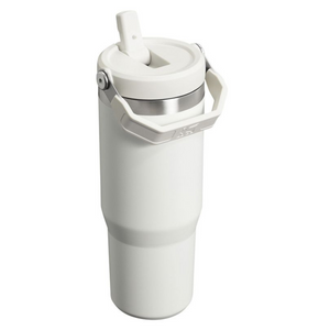 Kuvassa on valkoinen Stanley Iceflow Flip Straw Tumbler 0,89 litran juomapullo.