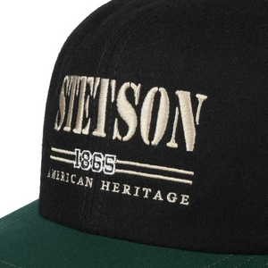 Stetson Baseball Cap American Heritage -lippiksen lähikuva, vaalea Stetson 1865 American Heritage -kirjailu mustalla pohjalla.