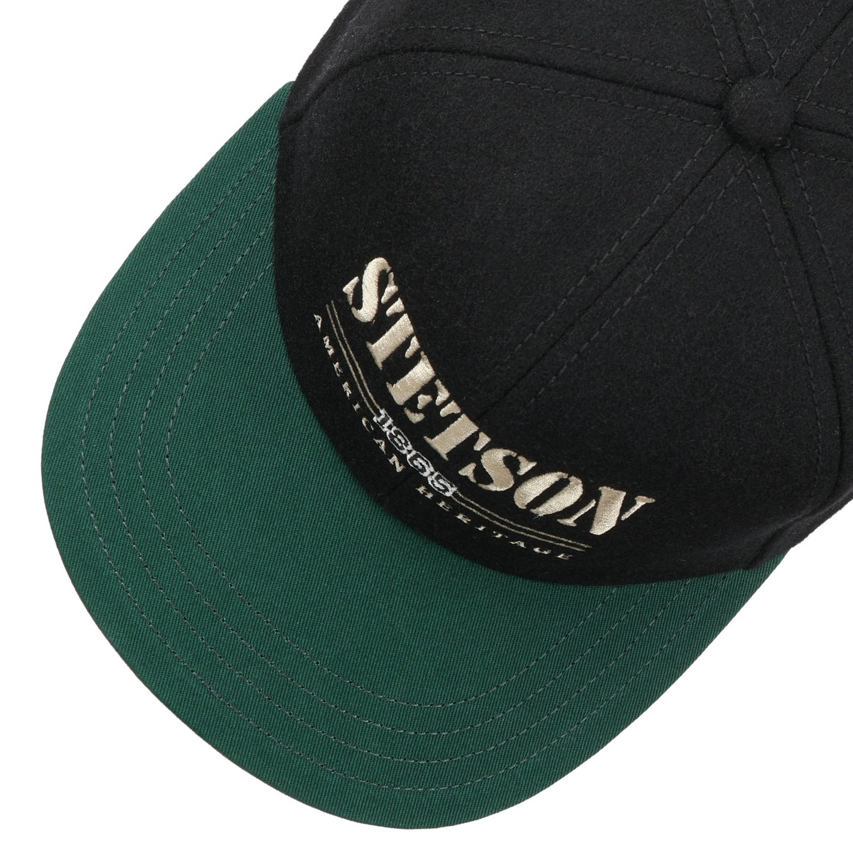 Stetson Baseball Cap American Heritage -lippis yläviistosta, mustat paneelit, päälaen nappi ja vihreän lipan tikkaukset.