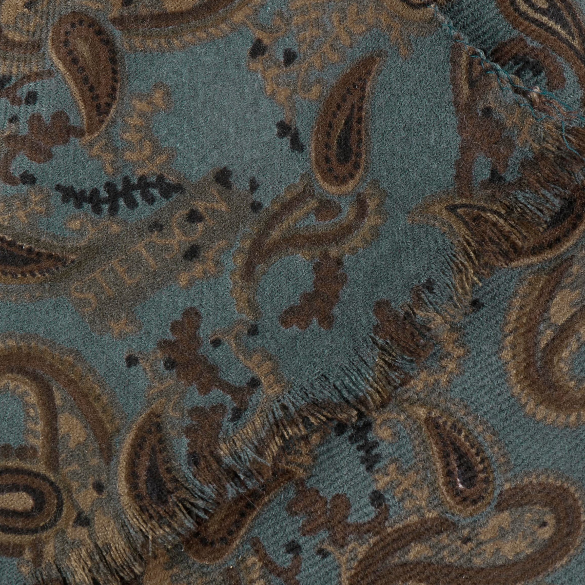 Stetson Scarf Wool Marbled sinivihreän villahuivin lähikuva, ruskea paisley-kuviointi ja lyhyet hapsut.