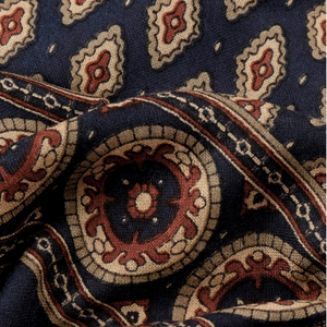 Stetson Scarf Wool Ornamentals tummansininen villahuivi laskostettuna, beiget ja ruosteenpunaiset ornamenttikuviot.