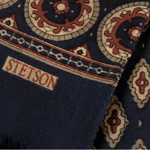 Stetson Scarf Wool Ornamentals -villahuivin lähikuva, koristeellinen reunakuvio, Stetson-logo ja kankaan pinta.