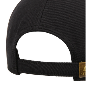 Stetson Trucker Cap 1865 mustan lippiksen takaosa lähikuvassa, säätöhihna ja kullanvärinen metallisolki.