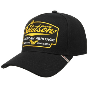 Stetson Trucker Cap Eagle musta lippis etuviistosta, keltavalkoinen American Heritage -kirjailu ja kaareva lippa.
