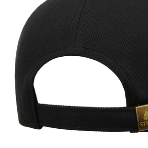 Stetson Trucker Cap Eagle mustan lippiksen takaosa lähikuvassa, säätöhihna ja kullanvärinen metallisolki.

