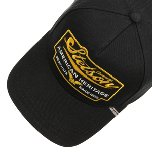 Stetson Trucker Cap Eagle musta lippis yläviistosta, kotkakuvioinen etumerkki ja lipan raidallinen yksityiskohta