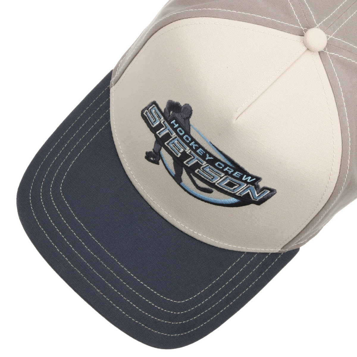 Stetson Trucker Cap Hockey -lippis yläviistosta, kirjailtu jääkiekkologo ja tummansinisen lipan vaaleat tikkaukset.