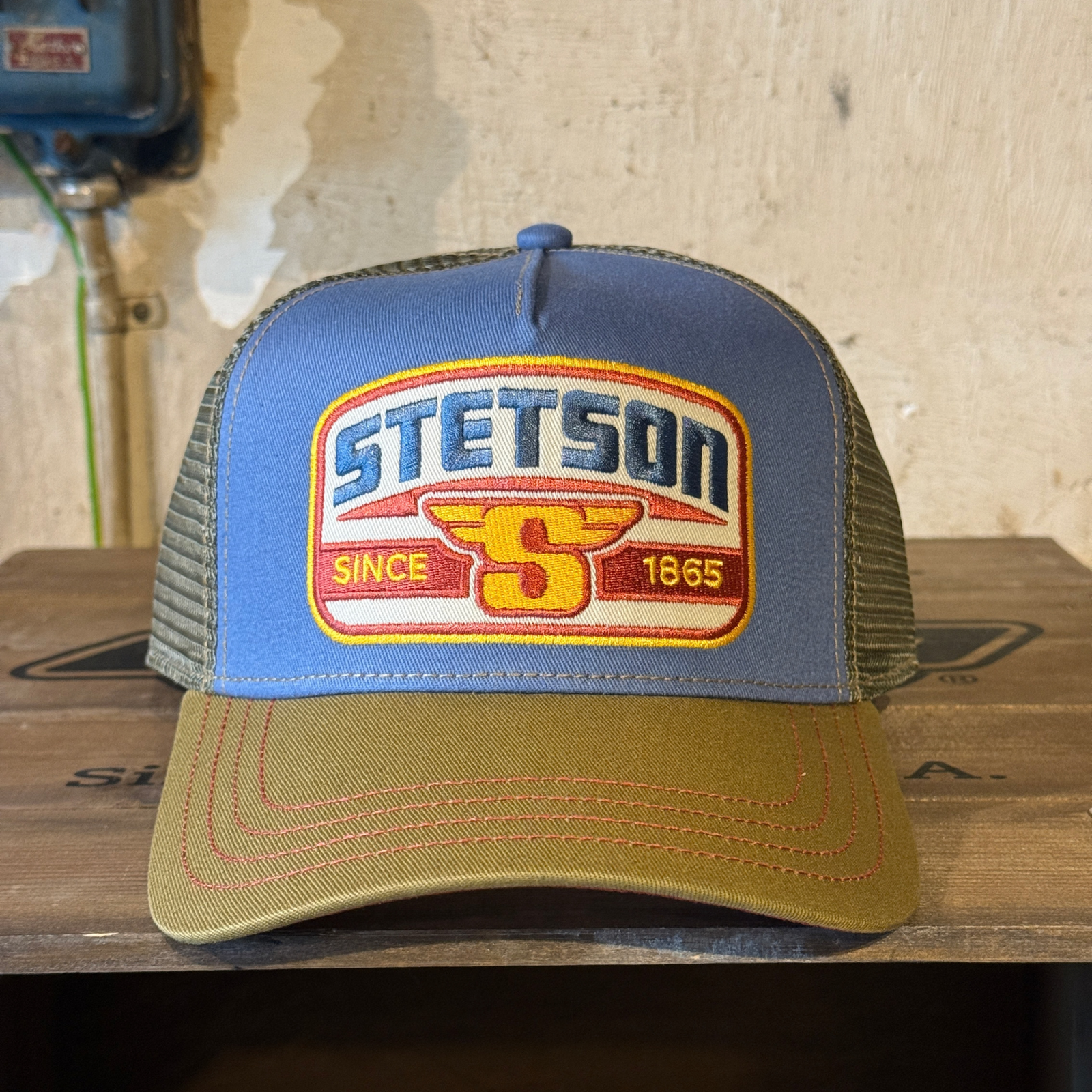 Stetsonin trucker Cap, jossa näyttävä S Wing brodeeraus.