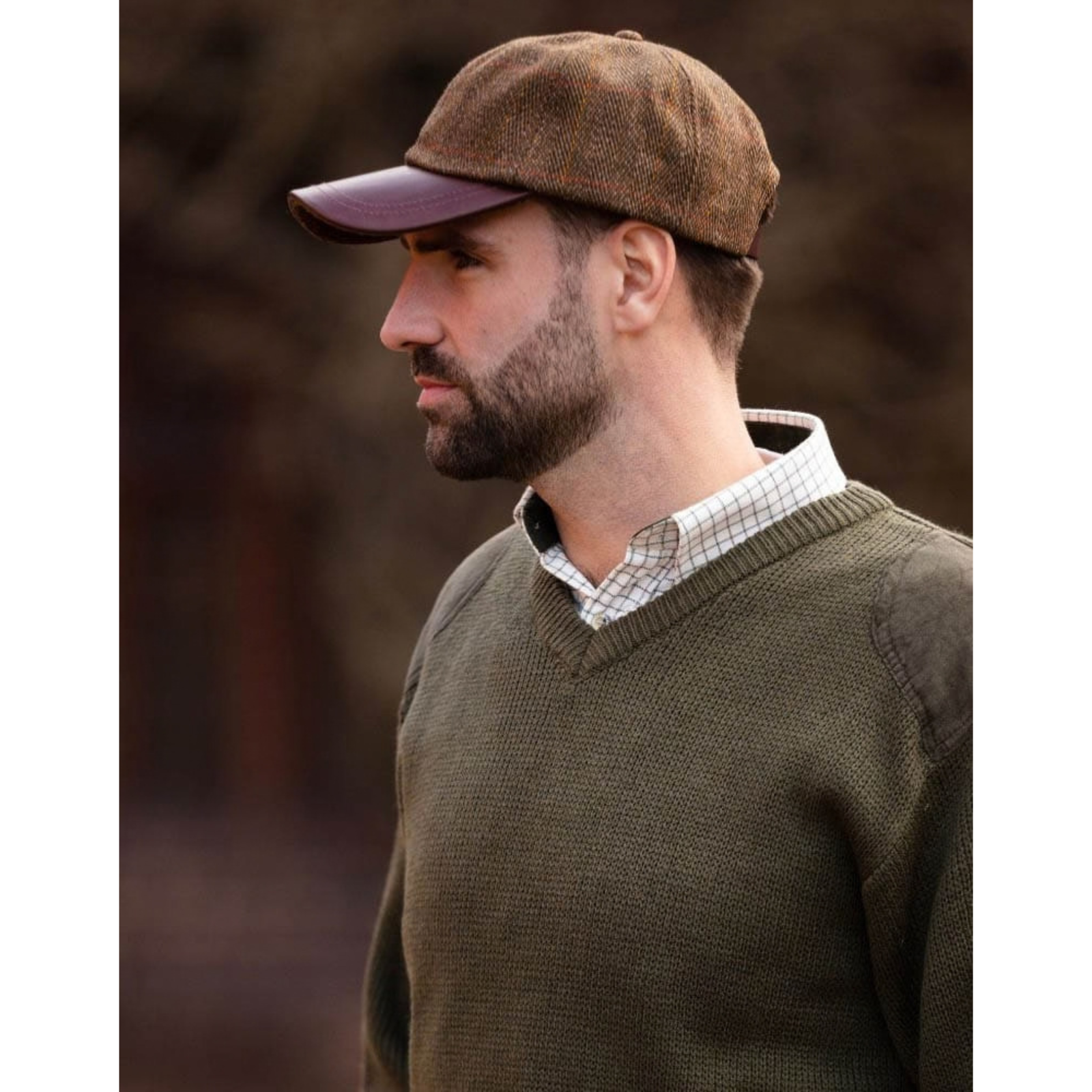 Walker and Hawkes Derby Tweed Hoaden – lippalakki. sivusta  kuvattuna mallin päältä
