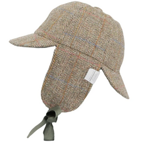 Walker & Hawkes Watson Deerstalker -tweedhattu Moss Green -värissä, korvaläpät alas laskettuina ja vihreät solmimisnauhat.