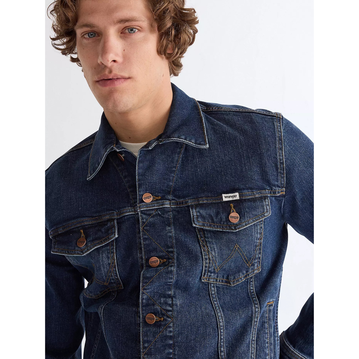 Wrangler Classic Jacket Meadow Haze miesten farkkutakki, tummansinine, rinnasta kuvattuna.