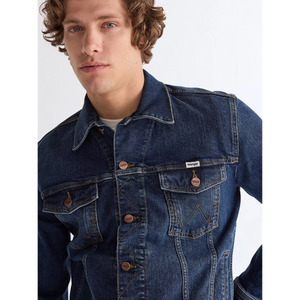 Wrangler Classic Jacket Meadow Haze miesten farkkutakki, tummansinine, rinnasta kuvattuna.