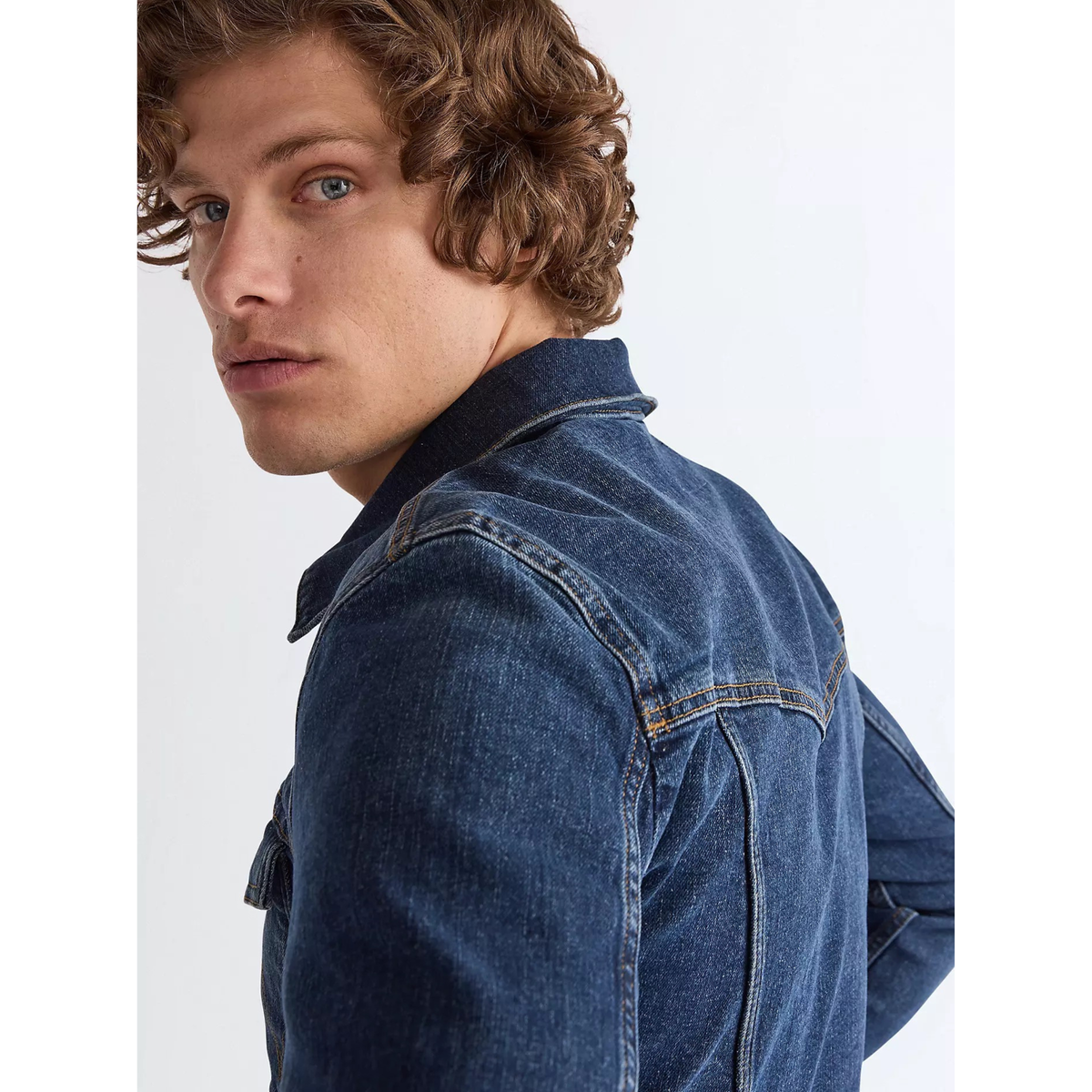 Wrangler Classic Jacket Meadow Haze miesten farkkutakki, tummansinine, olkapäästä kuvattuna.