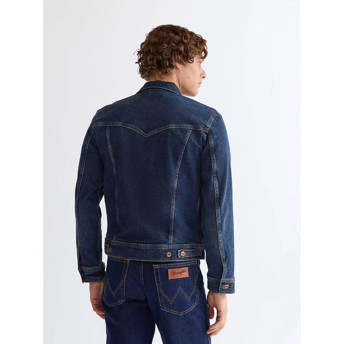 Wrangler Classic Jacket Meadow Haze miesten farkkutakki, tummansinine, selästä kuvattuna.