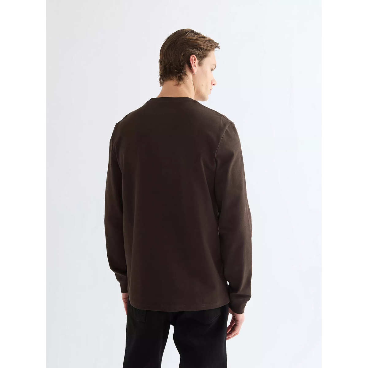 Wrangler LS Tee pitkähihainen t-paita, suklaanruskea, selästä kuvattuna.
